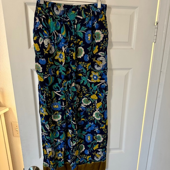 ANTHROPOLOGIE FLORAL WITH VELVET LOUNGE PANTS. - Picture 2 of 4